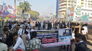 শিক্ষার্থী রানা হত্যার বিচারের দাবিতে ফার্মগেট অবরোধ