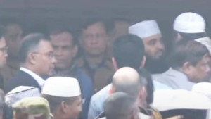 খালেদা জিয়ার কফিন কাঁধে নিলেন আজহারী ও মামুনুল হক