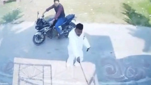 পরীক্ষা চলাকালে স্ত্রীর সিট দেখতে বাধা, কলেজে যুবকের রামদা নিয়ে মহড়া