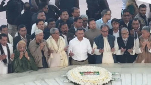 ১৯ বছর পর বাবার কবর জিয়ারত করলেন তারেক রহমান