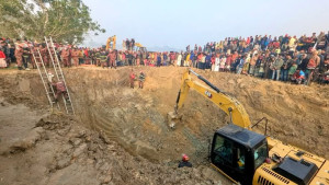 ১৭ ঘণ্টাতেও উদ্ধার হয়নি শিশুটি, চলছে সুড়ঙ্গ খোঁড়ার কাজ