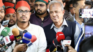 পাশে দাঁড়িয়েই স্বরাষ্ট্র উপদেষ্টার পদত্যাগ চাইলেন সাদিক কায়েম