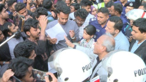 স্বরাষ্ট্র উপদেষ্টার গাড়ি আটকে দিল ছাত্র-জনতা