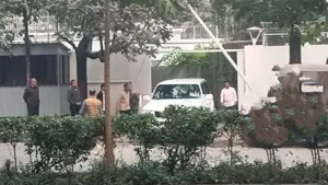 বেগম জিয়াকে দেখতে এভারকেয়ারের পথে জুবাইদা ও জাইমা রহমান