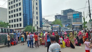 তেজগাঁও লিংক রোড অবরোধ করে পোশাককর্মীদের বিক্ষোভ