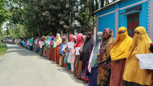 মোবাইল ফোনে একাধিক বিয়ে, ‘বর তুমি কার’ স্লোগানে প্রবাসীর বাড়িতে বিক্ষোভ