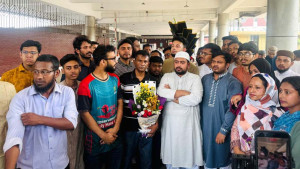 ড. ইউনূসকে রাজপথে বিক্ষোভে নামার আহ্বান জানালেন নাহিদ