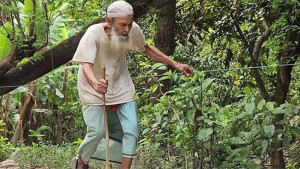 দড়ি ও বাঁশ ধরে মসজিদে যাওয়া সেই অন্ধ মুয়াজ্জিন মারা গেছেন