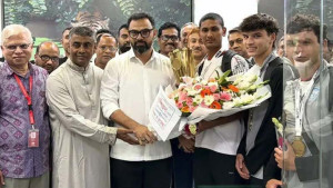 বিমানবন্দরে রোনান-মাহিনদের ফুলেল অভ্যর্থনা ক্রীড়া প্রতিমন্ত্রীর