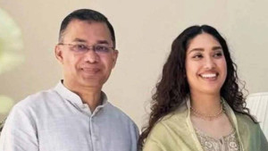 বনলতা এক্সপ্রেস দেখতে মেয়েকে নিয়ে সিনেমা হলে প্রধানমন্ত্রী