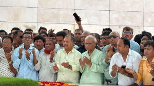 জিয়াউর রহমান ও খালেদা জিয়ার সমাধিতে প্রধানমন্ত্রীর রাজনৈতিক উপদেষ্টার শ্রদ্ধা
