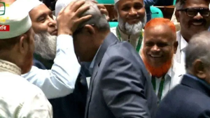 নতুন রাষ্ট্রপতির কপালে চুমু দিয়ে শুভেচ্ছা জানালেন জামায়াতের মুজিবুর