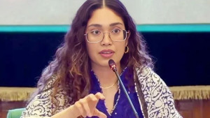 পরীক্ষা দিয়ে লাইনে দাঁড়িয়ে ড্রাইভিং লাইসেন্স নিলেন জাইমা রহমান
