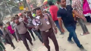 চাঁদাবাজ ধরে সড়কে ঘুরিয়ে মাইকিং করলো পুলিশ