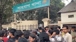 ডিসি মাসুদের বিরুদ্ধে ব্যবস্থা নিতে ঢাবি শিক্ষার্থীদের থানা ঘেরাও