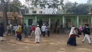 ভোটকেন্দ্রে রুমিন ফারহানা ও জুনায়েদের কর্মী সমর্থকদের মধ্যে হাতাহাতি-মারামারি
