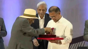 প্রধানমন্ত্রীকে লাল গোলাপ দিলেন শফিক রেহমান