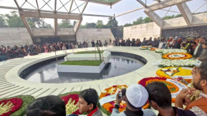 খালেদা জিয়ার কবরে সাধারণ মানুষের শ্রদ্ধা
