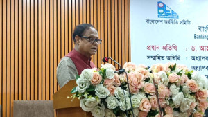 পরিবারতন্ত্রের মাধ্যমে দেশের ২০ থেকে ২৫ বিলিয়ন ডলার পাচার: গভর্নর