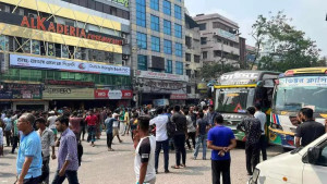 বাড্ডায় অটোরিকশা চালকদের সড়ক অবরোধ, ভোগান্তি