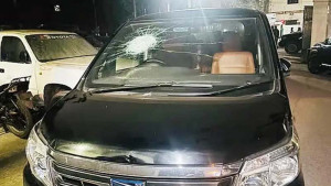 চট্টগ্রামে বিএনপি প্রার্থীর সমন্বয়কারীর গাড়িতে হামলা, গুলির অভিযোগ