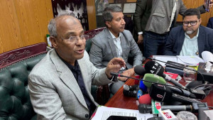 ছাত্রলীগ নিয়ে প্রশ্ন; উপদেষ্টা বললেন ‘কৃষি ছাড়া উত্তর দেব না’