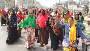 আমির হামজার বিরুদ্ধে কুষ্টিয়ায় নারীদের ঝাড়ু মিছিল