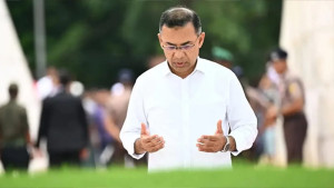 দেশে ফিরেই মা-বাবার কবর জিয়ারত করলেন প্রধানমন্ত্রী