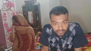 প্রবাসীর স্ত্রীর ঘর থেকে আপত্তিকর অবস্থায় পুলিশ সদস্য আটক