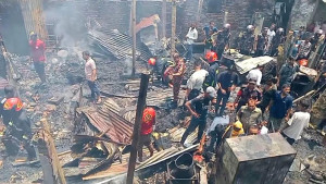 চট্টগ্রামের হালিশহরের বস্তিতে আগুন
