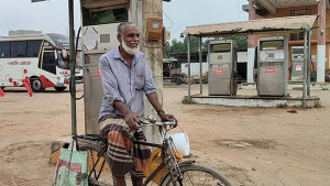 ‘গাড়িওয়ালারা তেল পাচ্ছে, আমরা কৃষকেরা পাচ্ছি না’