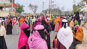 ভালুকায় বকেয়া বেতন ও বোনাসের দাবিতে শ্রমিকদের সড়ক অবরোধ, পুলিশের লাঠিপেটা