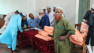চৈত্রের গরমে কম্বল বিতরণ করল ইসলামিক ফাউন্ডেশন