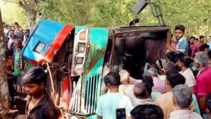 গাছে ধাক্কা লেগে উল্টে গেলো যাত্রীবাহী বাস