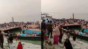 ফেরিতে ওঠার সময় যাত্রীবাহী বাস উল্টে নদীতে, বহু হতাহতের শঙ্কা