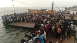 দৌলতদিয়ায় বাস উল্টে নদীতে: ৪ মরদেহ উদ্ধার, নিখোঁজ ৪৫
