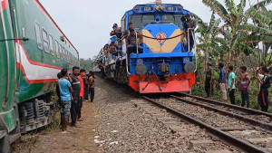 ২১ ঘণ্টা পর উত্তরবঙ্গের সঙ্গে ঢাকার ট্রেন চলাচল শুরু