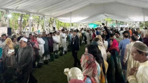 প্রধানমন্ত্রীর সঙ্গে ঈদ শুভেচ্ছা বিনিময় করতে যমুনায় মানুষের ঢল