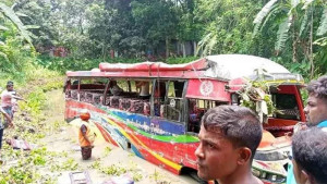 কুষ্টিয়ায় বাস-ট্রাক সংঘর্ষে খাদে বাস, নিহত ৪
