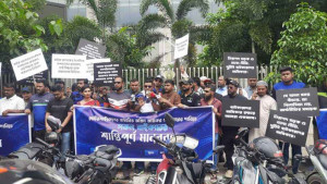 মোটরসাইকেলে নতুন করের গুঞ্জনে এনবিআরের সামনে বাইকারদের বিক্ষোভ