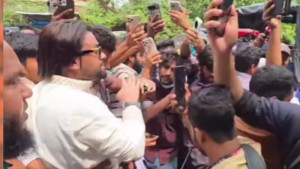 রবীন্দ্রনাথের ছবিতে চুনকালি মাখতে গিয়ে আটক আয়াশ