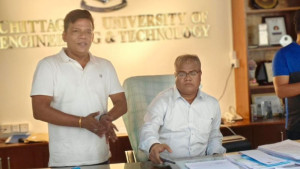 চুয়েটে ছাত্রদল নেতাদের সঙ্গে নিয়ে তালা ভেঙে নিজ দপ্তরে ঢুকলেন নতুন উপাচার্য