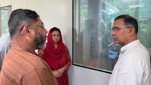 আহত সেনা কর্মকর্তাকে দেখতে সিএমএইচে প্রধানমন্ত্রী