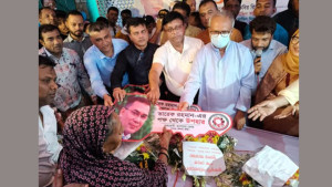 শহীদ ও ক্ষতিগ্রস্ত ৫ পরিবারকে নতুন ঘর দিলেন প্রধানমন্ত্রী