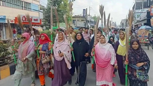 আমীর হামজার বিরুদ্ধে মহিলা দলের ঝাড়ু মিছিল